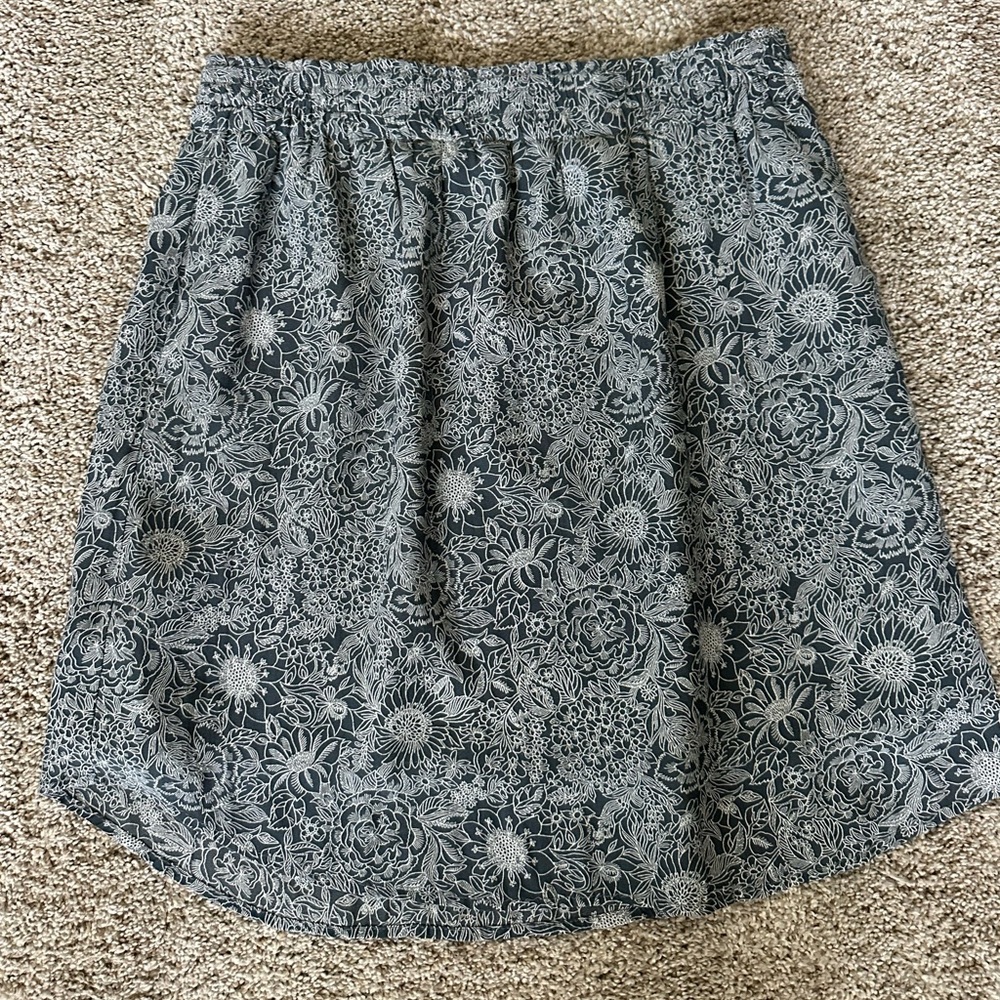 Loft blue and white floral skirt with stretch waist with pockets